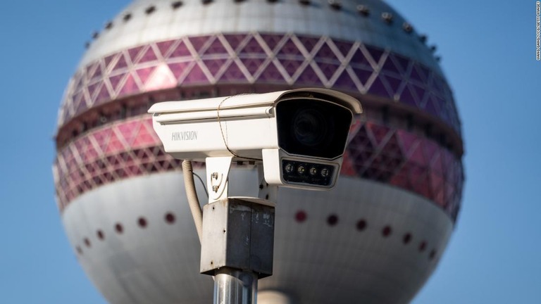 中国・上海のテレビ塔と共に写るハイクビジョン製の監視カメラ/Wang Gang/VCG/Getty Images