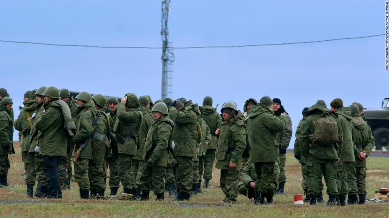 軍事訓練に参加する徴集されたロシア人ら＝ロシア南部ロストフ州、１０月２１日撮影/Arkady Budnitsky/Anadolu Agency/Getty Images