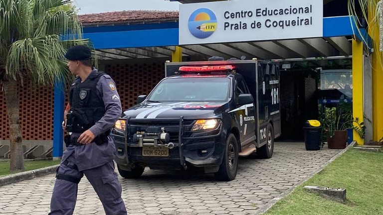ブラジル南東部エスピリトサント州の２つの学校で銃撃があり、３人が死亡した/Kadija Fernandes/AFP/Getty Images