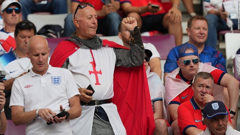 スタジアムで十字軍の衣装を着て代表チームに声援を送るイングランドのサポーター/Hasan Bratic/SIPA/Shutterstock