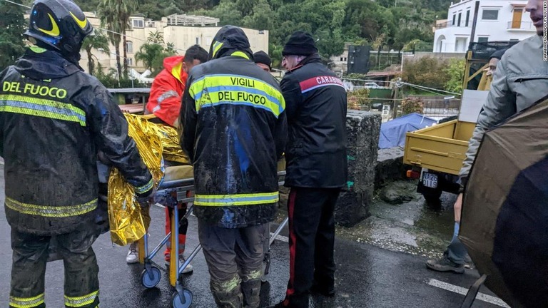負傷者を救助する救急隊員/Carabinieri/Handout/Reuters