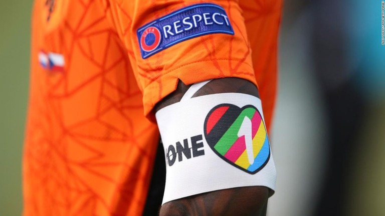 ＥＵＲＯ２０２０の試合で「ＯｎｅＬｏｖｅ」の腕章を着けるオランダ代表のワイナルドゥム選手＝２０２１年６月、ハンガリー・ブダペスト/Alex Livesey/UEFA/Getty Images