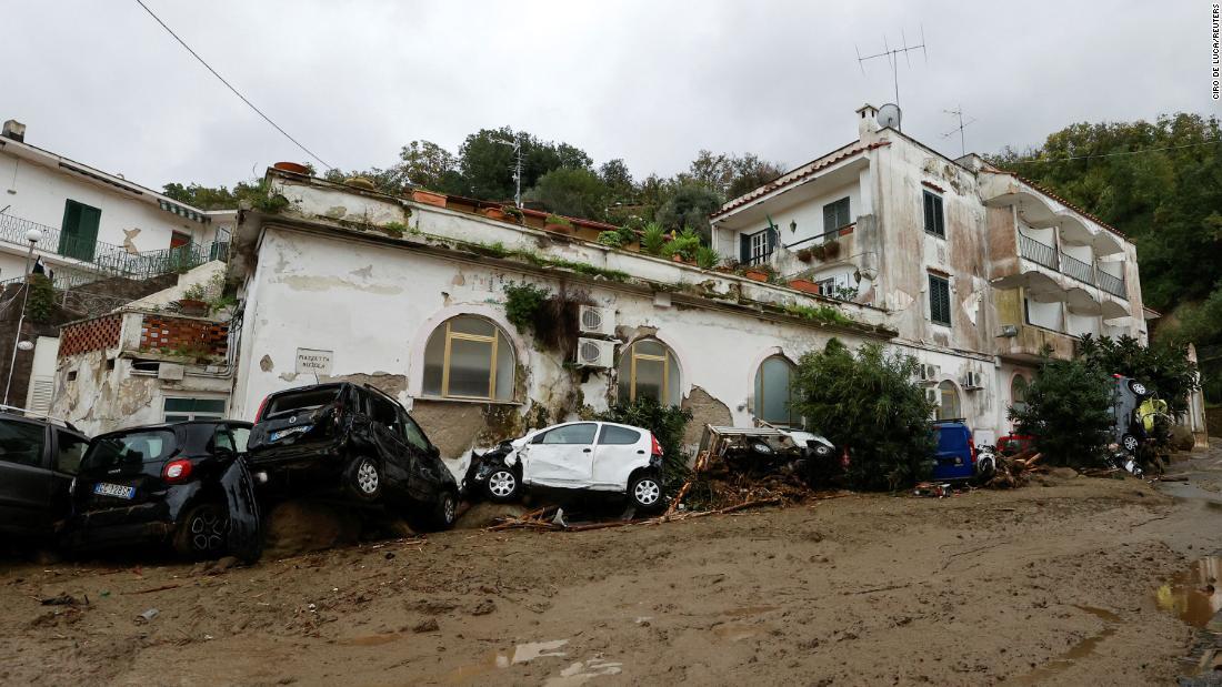 車や建物にも被害が出た/Ciro de Luca/Reuters