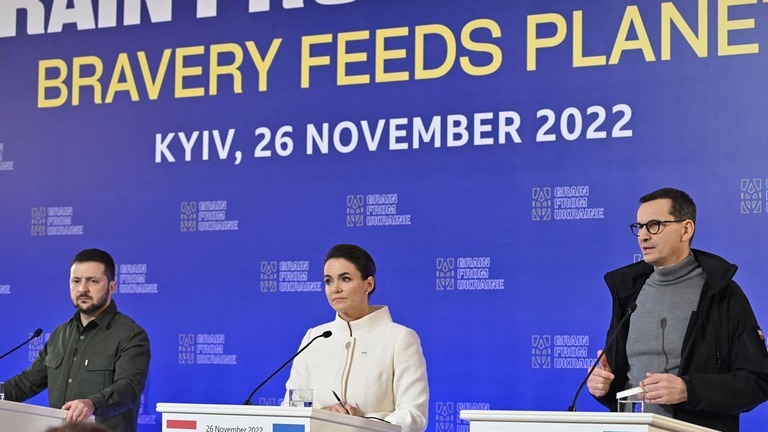 （右から）ポーランドのマテウシュ・モラビエツキ首相、ハンガリーのカタリン・ノバク大統領、ウクライナのボロディミル・ゼレンスキー大統領＝２６日、ウクライナ首都キーウ/Genya Savilov/AFP/Getty Images