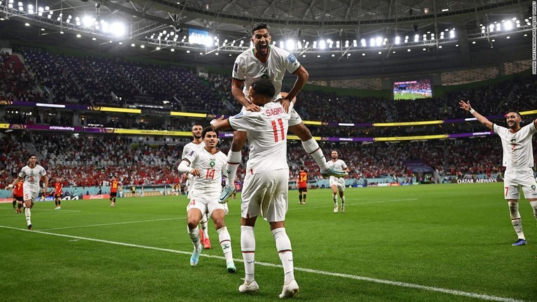 試合後半、先制点を決め喜ぶモロッコの選手ら/Manan Vatsyayana/AFP/Getty Images