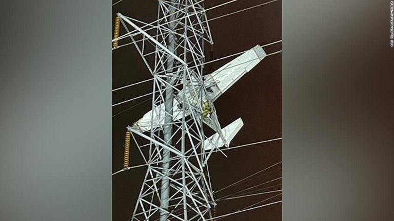 小型機が電線に衝突し、パイロットと乗客が機内に閉じ込められた/Pete Piringer/mcfrsPIO/Twitter