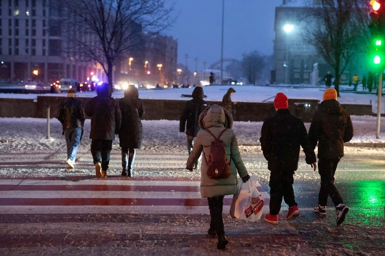 首都キーウ（キエフ）の路上を行き交う市民ら＝２７日/Jeff J Mitchell/Getty Images