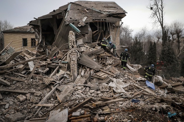 破損した産科病棟で作業する消防隊員＝２３日、ウクライナ・ザポリージャ州/Kateryna Klochko/AP