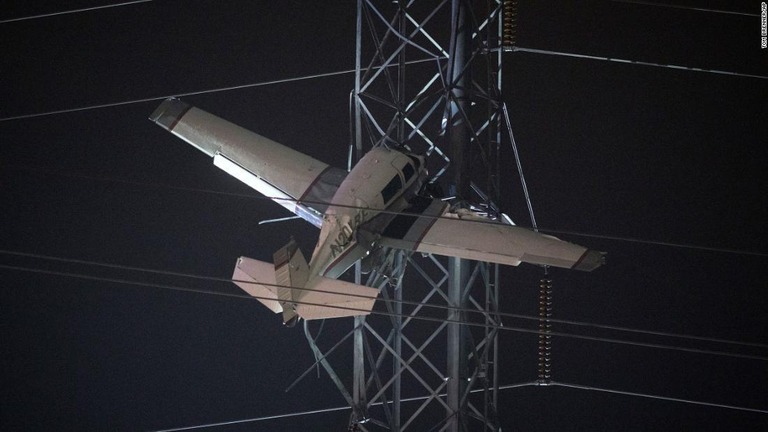 【希望者のみラッピング無料】 電線に衝突した小型機は、鉄塔に引っかかり約30メートルの高さ 絵画