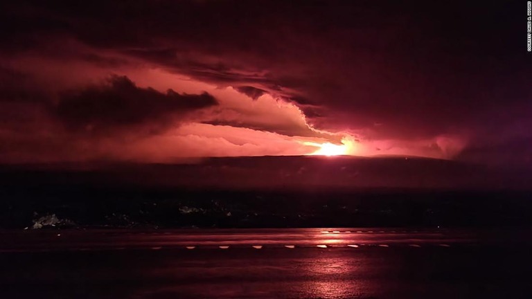 噴火によって赤く染まる夜明け前の空/Courtesy David A. Higgins