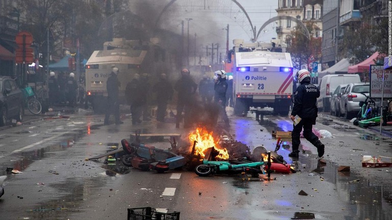 暴徒化したサッカーファンが機動隊と衝突し、車や電動スクーターに火をつけるなどした/Nicolas Maeterlinck/BELGA/AFP/Getty Images