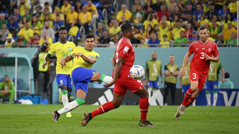 スイスとの試合で先制点となるシュートを放つブラジルのカゼミロ/Matthias Hangst/Getty Images Europe/Getty Images