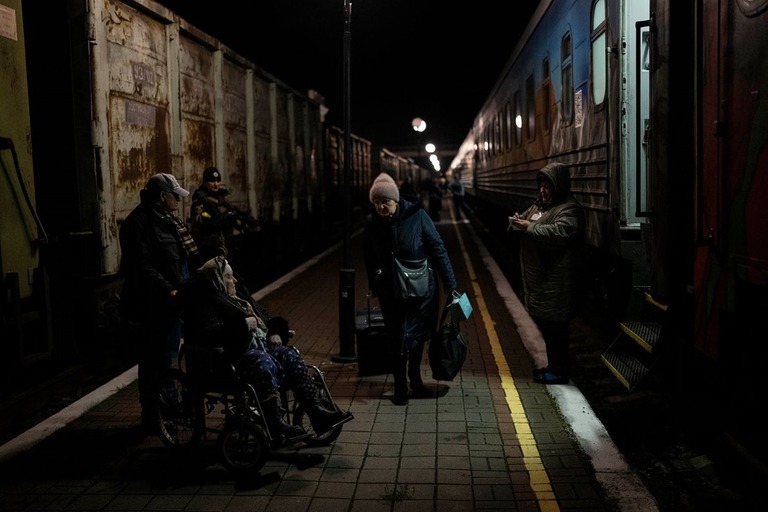 ヘルソン市の鉄道駅で同市と首都キーウ（キエフ）を結ぶ列車に乗るウクライナの人々/Bernat Armangue/AP