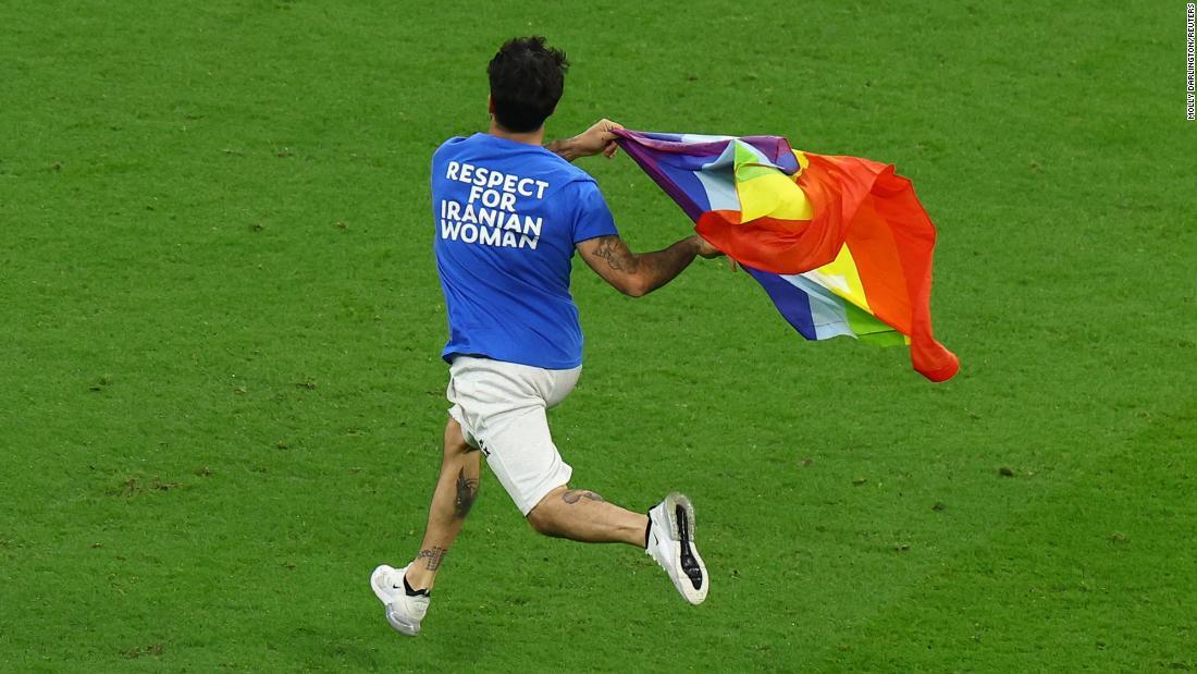 Tシャツの背面には「イラン女性に敬意を」と書かれていた/Molly Darlington/Reuters