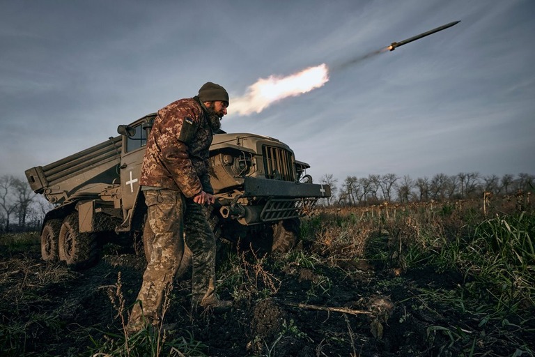 ロシア軍へ向けて砲撃を行うウクライナ軍兵士＝２４日、ウクライナ・バフムート近郊/LIBKOS/AP