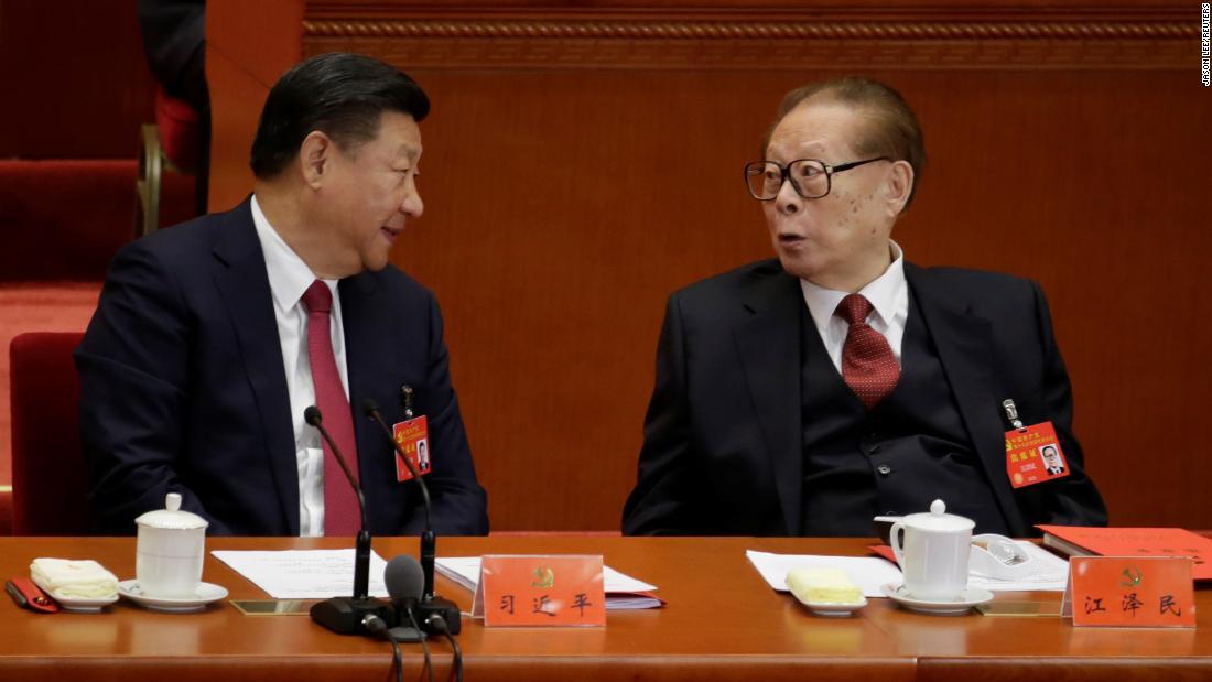 2017年の共産党全国代表大会で習近平国家主席と話をする江沢民氏/Jason Lee/Reuters
