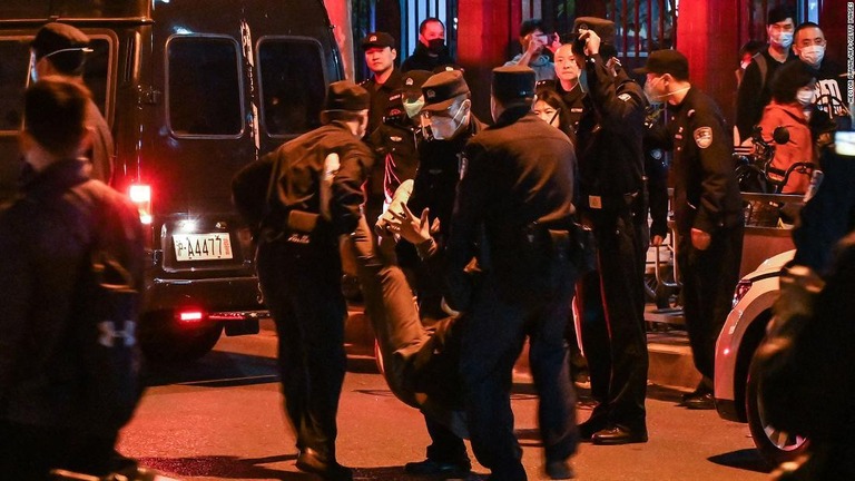 ２７日夜、上海での抗議集会で拘束される男性/Hector Ramal/AFP/Getty Images