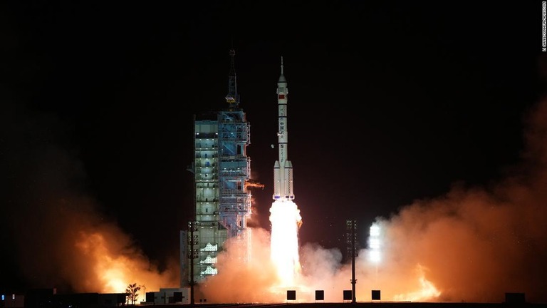 宇宙ステーションの完成に向け、中国が有人宇宙船を打ち上げた/Li Gang/Xinhua/Newscom