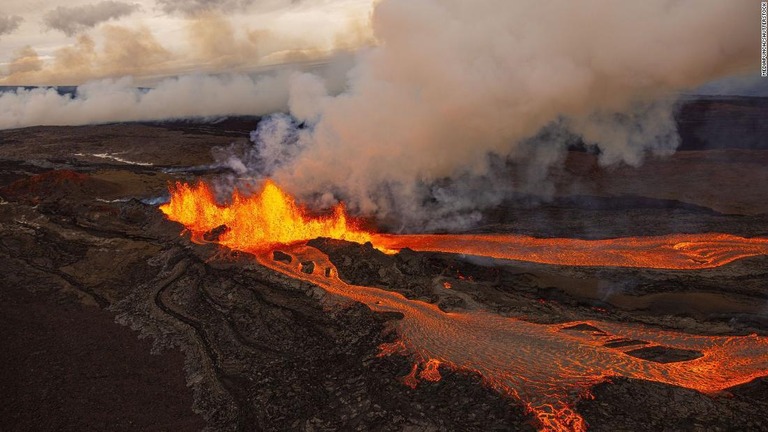 ハワイ島マウナロア火山の噴火＝２９日/MediaPunch/Shutterstock
