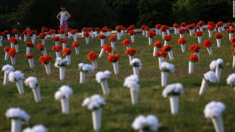 ２０２０年に銃撃により死亡した４万５０００人超を弔う慰霊碑＝６月７日、米ワシントン/Leah Millis/Reuters