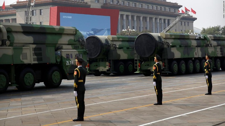 中国建国７０周年記念のパレードで披露された長距離弾道ミサイルＤＦ４１＝２０１９年１０月１日、中国・北京/Mark Schiefelbein/AP