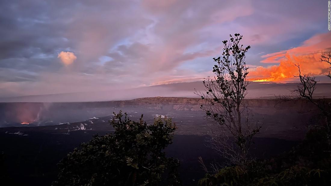 キラウエア火山の溶岩湖（写真左部）/Joyce Ibasan/NPS Photo