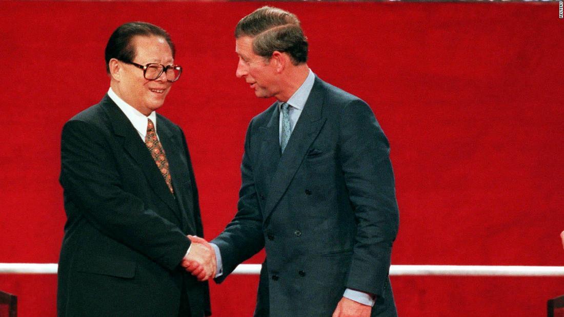 香港返還式典で英国のチャールズ皇太子(当時)と握手する江沢民氏=1997年7月1日/Reuters