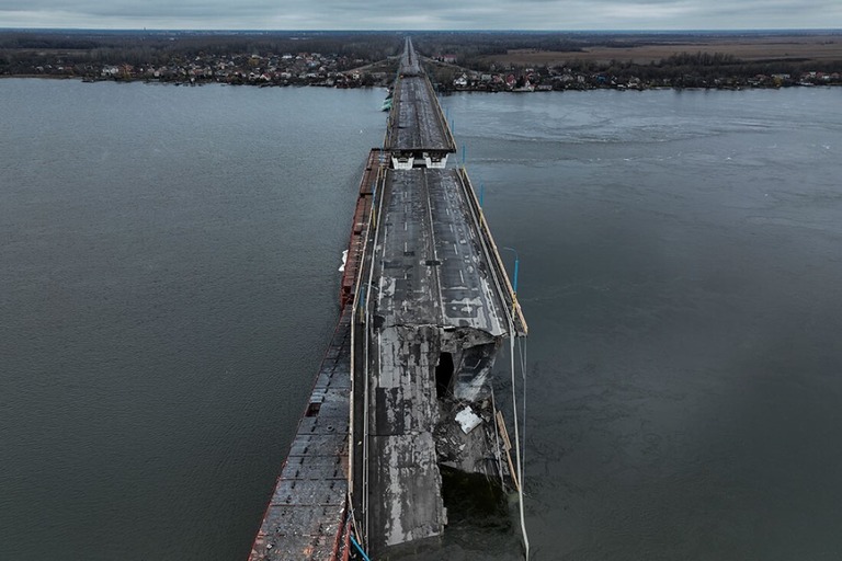 ロシア軍によって破壊されたアントニフスキー橋＝２日、ウクライナ・ヘルソン/Bernat Armangue/AP/FILE
