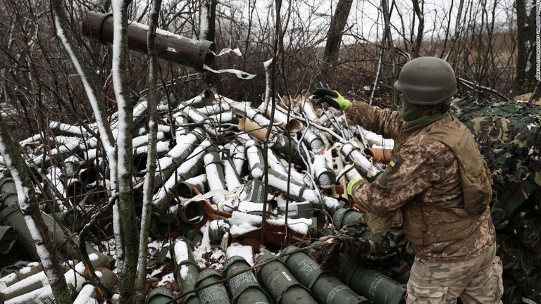 ロシア軍の陣地に向けて発射した砲弾の空薬莢を放り投げるウクライナ軍の砲兵/ANATOLII STEPANOV/AFP via Getty Images