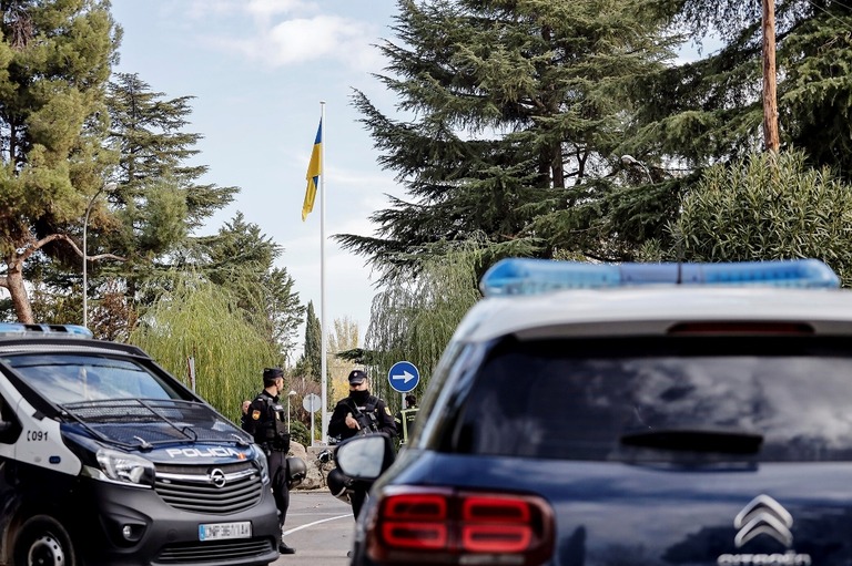 爆発が起きたマドリードのウクライナ大使館に展開する警察＝３０日/Carlos Luján/Europa Press/AP