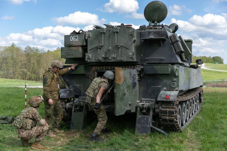 米国、ノルウェーとの訓練で自走榴弾砲に砲弾を装填するウクライナの砲兵ら/Sgt. Spencer Rhodes/US Army