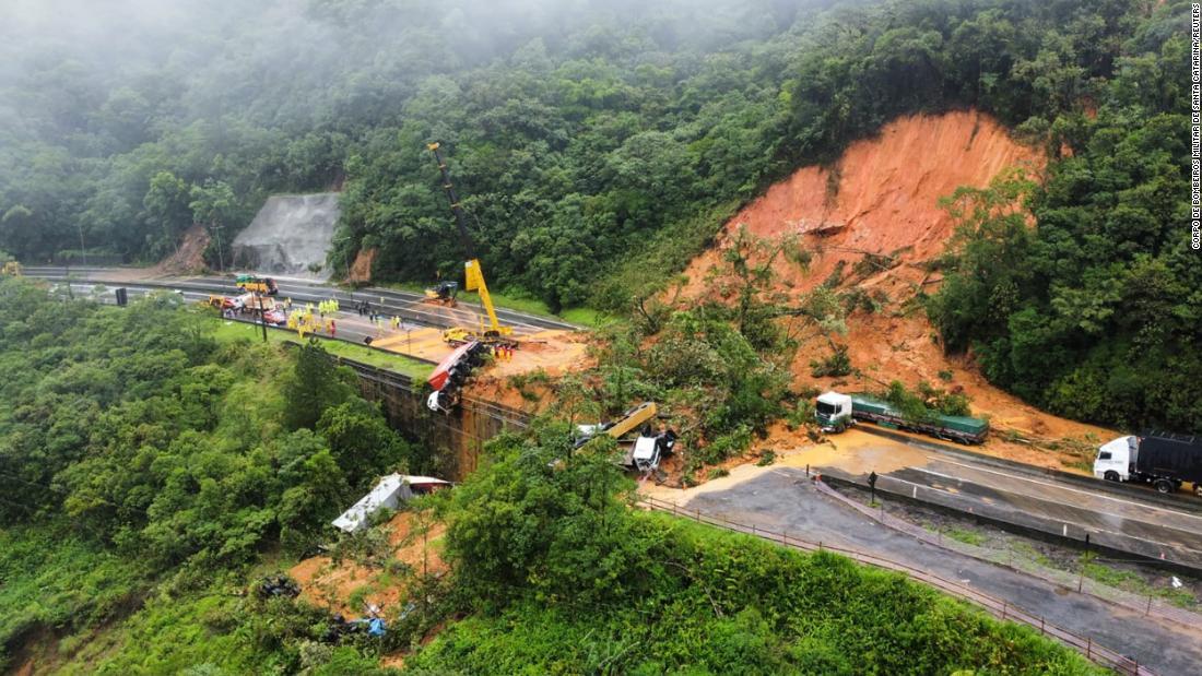 幹線道路に面した斜面で土砂崩れが発生した＝ブラジル・パラナ州/Corpo de Bombeiros Militar de Santa Catarina/Reuters