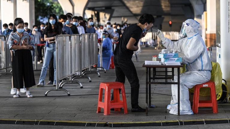 新型コロナの検査場で列をなす人々＝１１月１８日、中国広東省広州/Stringer/Anadolu Agency/Getty Images