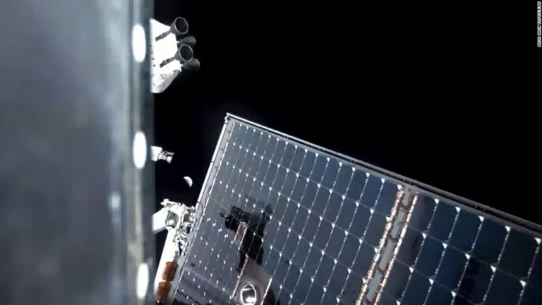 月を周回する準備を行う宇宙船オリオン/From NASA TV/YouTube