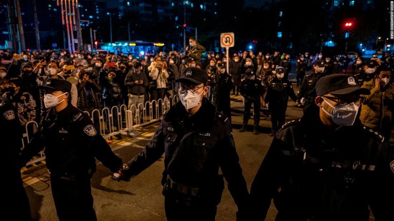 北京での反「ゼロコロナ」デモに対応し、非常線を張る警官隊＝２７日撮影/Kevin Frayer/Getty Images