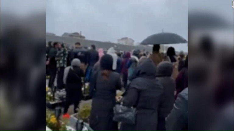 イラン北部のバンダレアンザリーで行われたメへラン・サマクさんの葬儀/IranWire