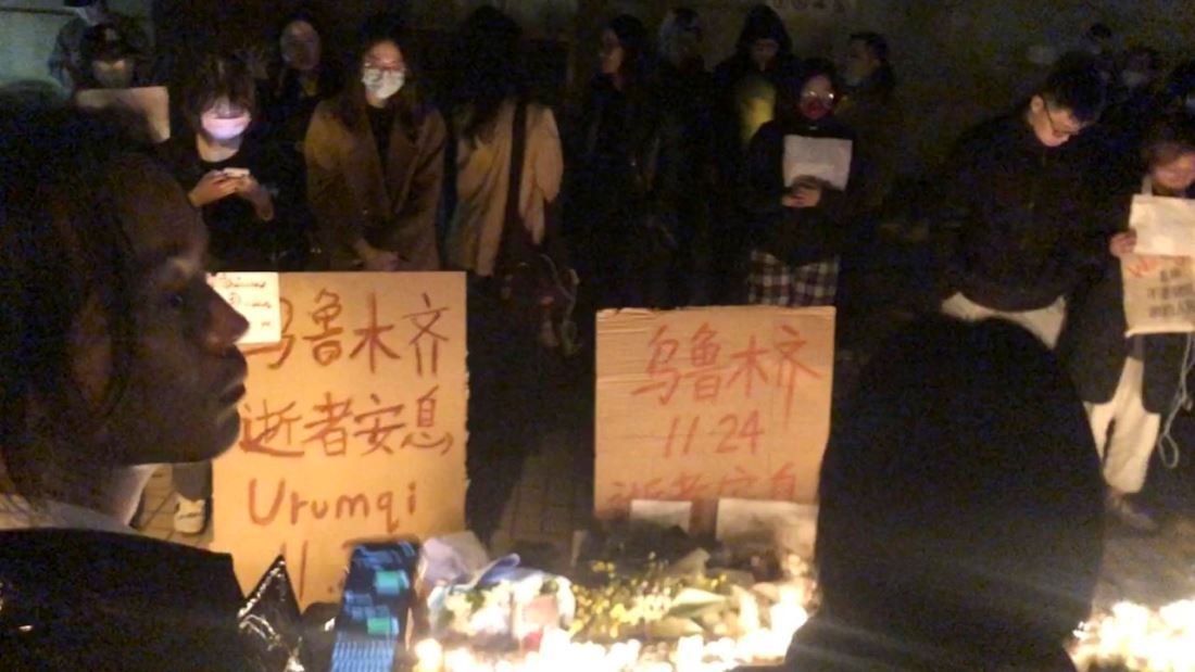 ウルムチでの火災の犠牲者を追悼する人々＝上海、１１月２６日撮影/AP