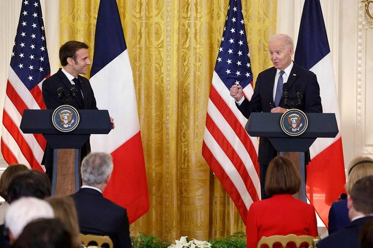 ホワイトハウスで共同記者会見を開くマクロン仏大統領（左）とバイデン米大統領/Ludovic Marin/AFP/Getty Images