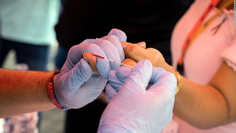 エイズウイルス（ＨＩＶ）検査のため血液を採取する医療従事者＝２０２１年１２月３日/Yuri Cortez/AFP/Getty Images