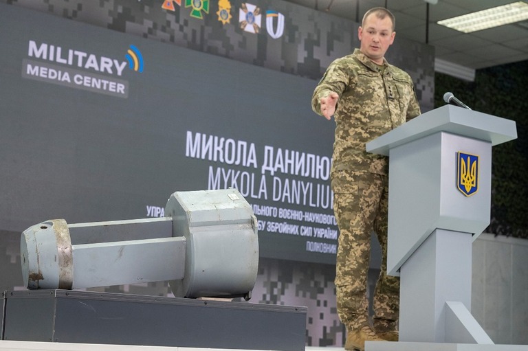 ミサイルの破片を指して説明するウクライナ軍研究部門のミコラ・ダニリウク氏/Viacheslav Ratynskyi/Reuters