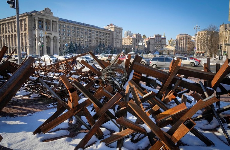 対戦車用の障害物が置かれたウクライナ首都キーウ（キエフ）の風景/Efrem Lukatsky/AP