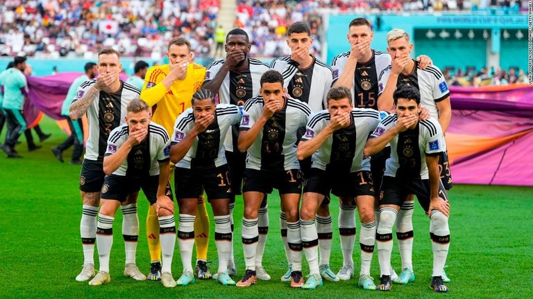 試合前の写真撮影で口を覆ったドイツ代表選手をカタールの解説者が揶揄した/Ulrik Pedersen/DeFodi Images/Getty Images