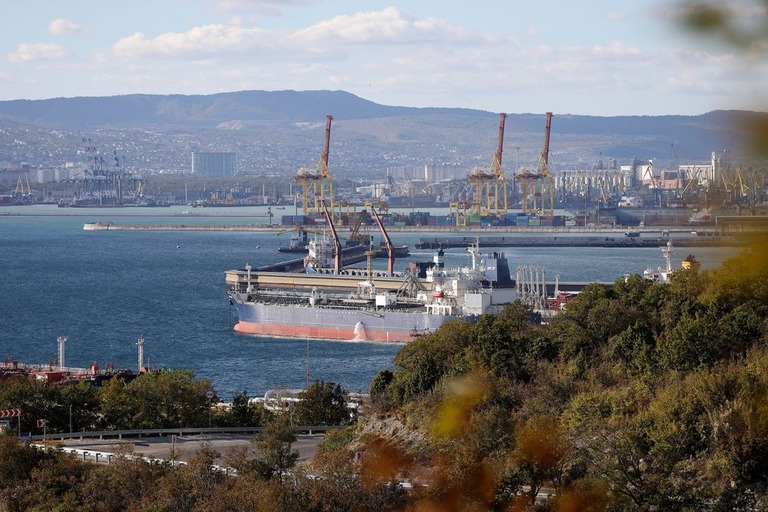 ロシア南部ノボロシスクの港湾に停泊する石油タンカー/AP/File