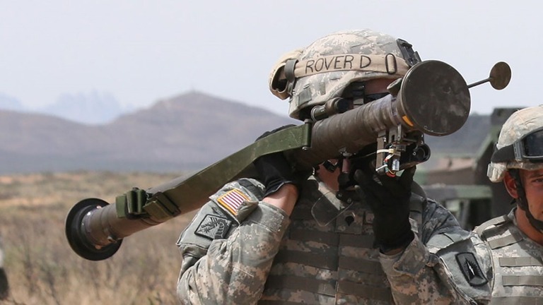 携帯型対空ミサイル「スティンガー」を構える米軍兵士/Lt. Col. Deanna Bague/US Army/FILE