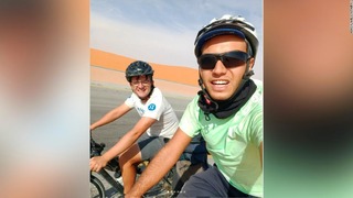 フランスからカタールまで自転車で走破したメディ・バラミッサさんとガブリエル・マルタンさん