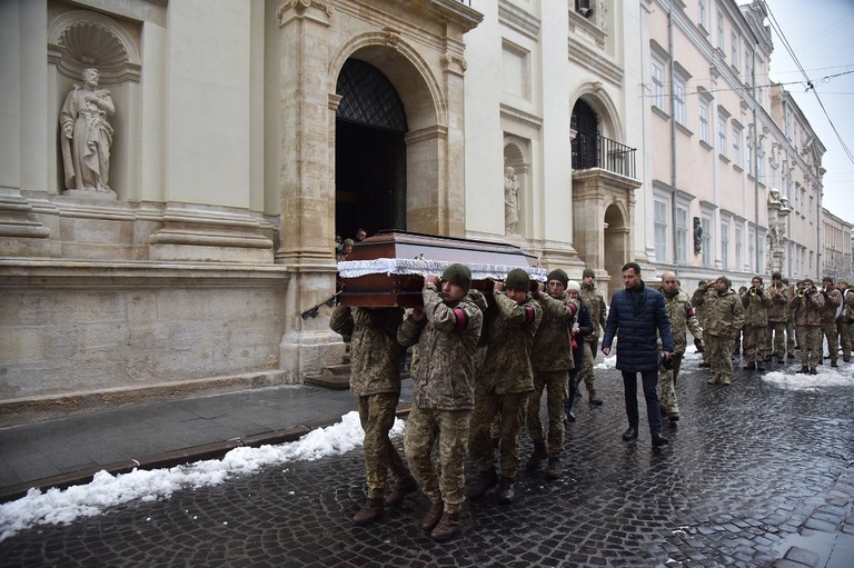 葬式に参加したウクライナ軍兵士＝１１月２４日、ウクライナ・リビウ/Pavlo Palamarchuk/Anadolu Agency/Getty Images
