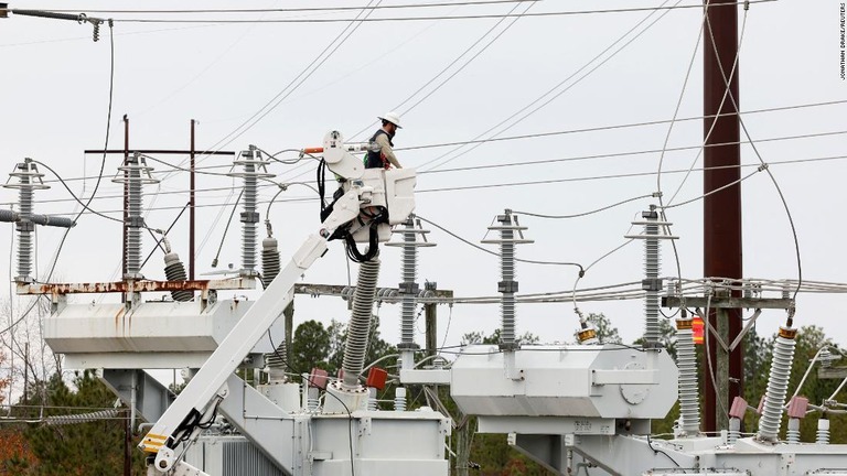 電力の復旧作業に当たる作業員/Jonathan Drake/Reuters