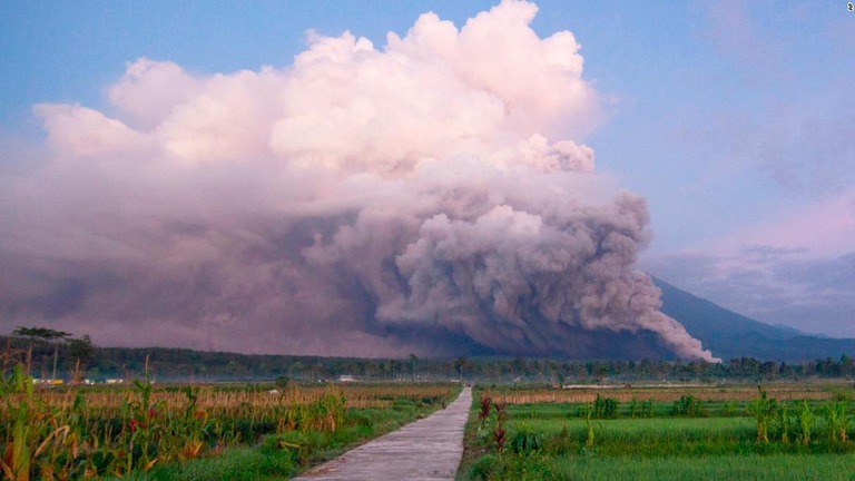 噴火したインドネシア・ジャワ島のスメル山/AP