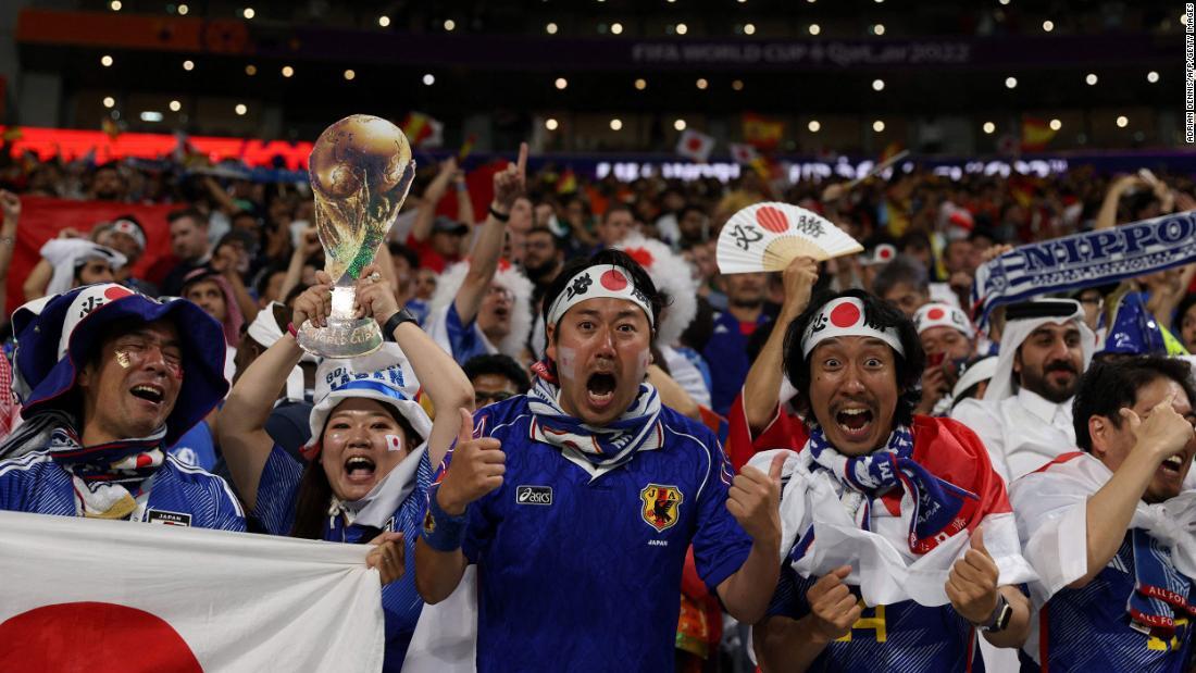 スペイン戦での勝利を喜ぶファン/Adrian Dennis/AFP/Getty Images