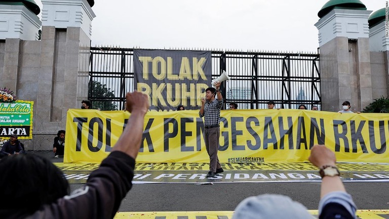 インドネシア国会が刑法改正案を可決　婚外交渉を禁止